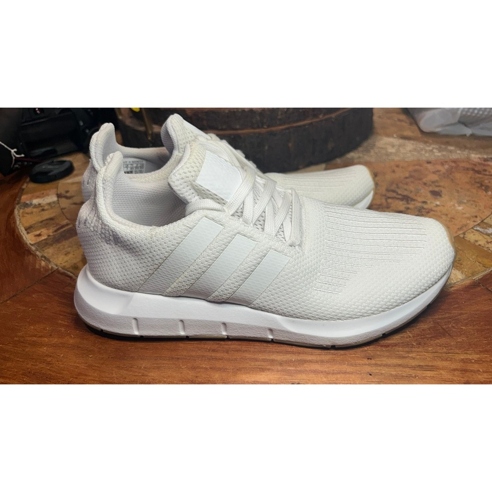 Adidas Swift Run White Gum Sole Women Running Shoes B37719 Size 7.5 US. Used Con